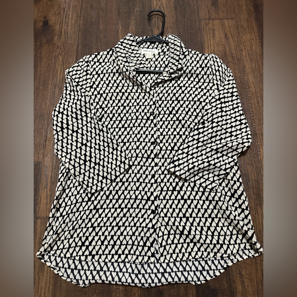 Women’s Size Small faith and joy Heart Patterned Mid-Sleeve Button Up Blouse